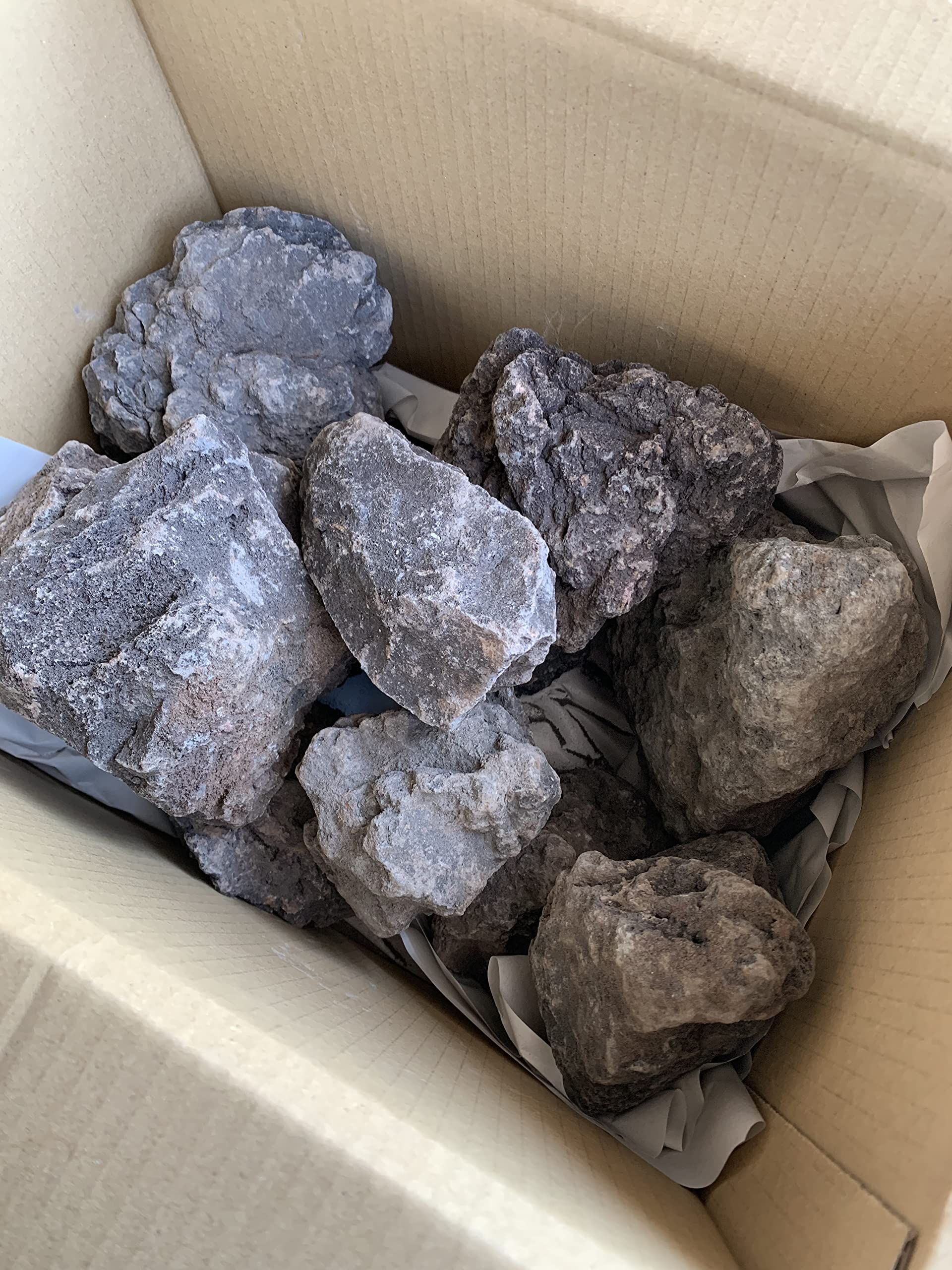 Amazon | 溶岩石 庭石 ブラック 黒 10kg 100-200mm 8-13個 庭 花壇